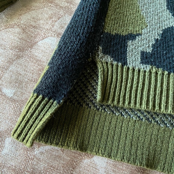 FOREVER 21 CAMOUFLAGE CUT OUT SWEATER - Picture 7 of 10